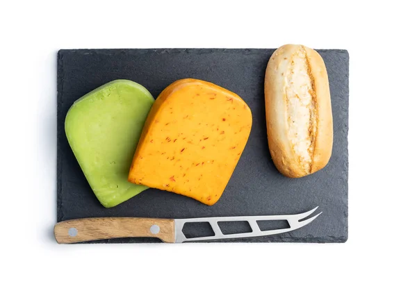 白地に隔離されたまな板にチリとわさびの風味を持つハードチーズのブロック — ストック写真