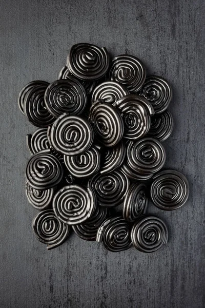 Spirale Bonbons Réglisse Sur Table Noire Vue Dessus — Photo