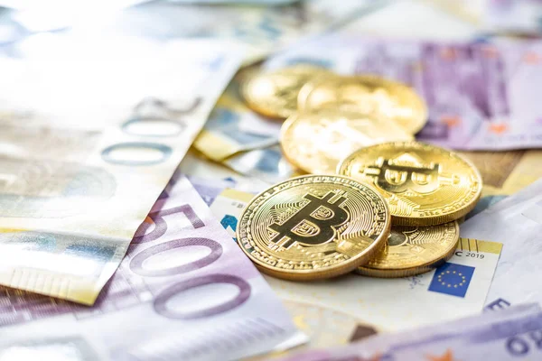 Billetes Bitcoins Euros Criptomoneda Dorada —  Fotos de Stock