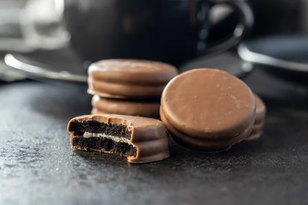 Biscotti Con Glassa Cioccolato Sul Tavolo Nero — Foto Stock