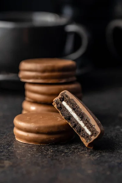 Biscotti Con Glassa Cioccolato Sul Tavolo Nero — Foto Stock