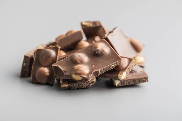 Горіховий Шоколад Лісовими Горіхами Сірому Фоні — стокове фото