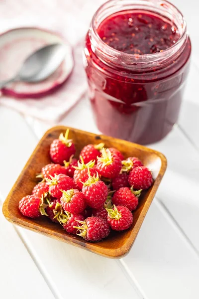 Rijp Rode Frambozen Jam Witte Tafel — Stockfoto