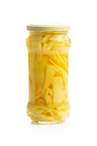 白い背景に隔離された瓶の中のスライスした缶詰の竹の芽 — ストック写真