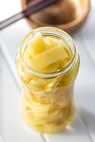 Gesneden Ingeblikte Bamboescheuten Pot Witte Tafel — Stockfoto