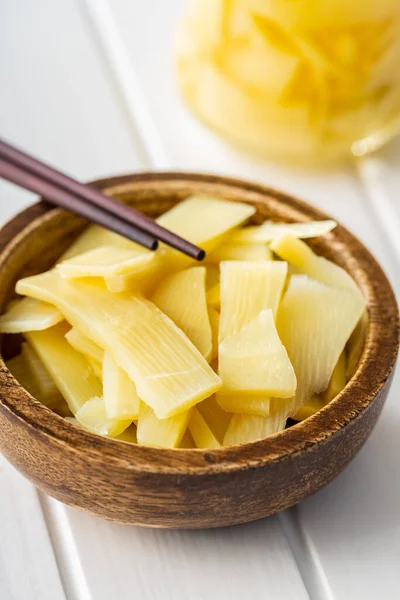 Gesneden Ingeblikte Bamboescheuten Houten Kom Witte Tafel — Stockfoto