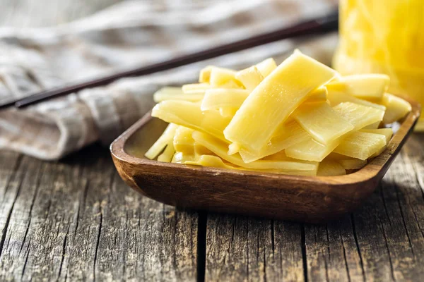 Germogli Bambù Scatola Tagliati Fette Ciotola Legno Tavolo Legno — Foto Stock