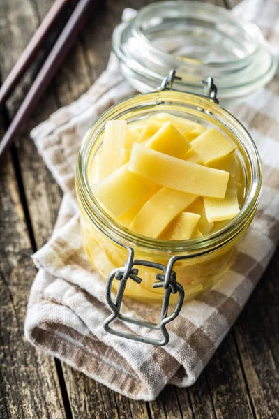 Gesneden Ingeblikte Bamboescheuten Pot Houten Tafel — Stockfoto