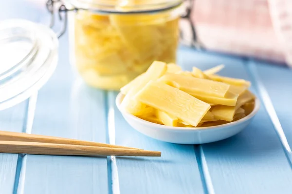 Tagliato Germogli Bambù Scatola Ciotola Sul Tavolo Blu — Foto Stock