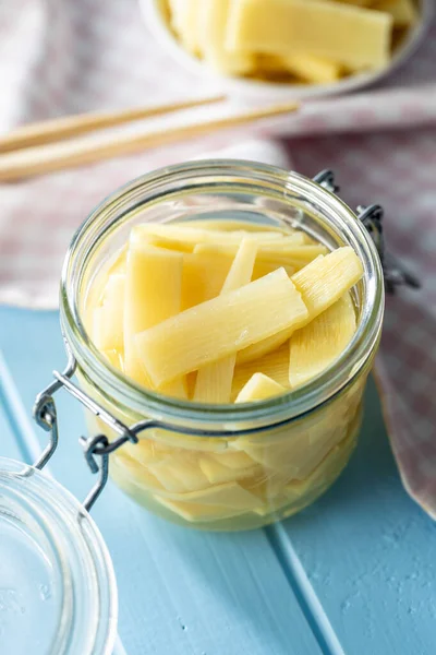 Gesneden Ingeblikte Bamboescheuten Pot Blauwe Tafel — Stockfoto