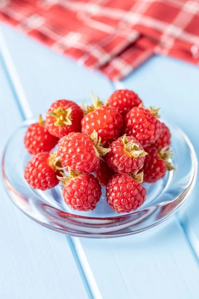 Rijp Rode Frambozen Glasplaat Blauwe Tafel — Stockfoto