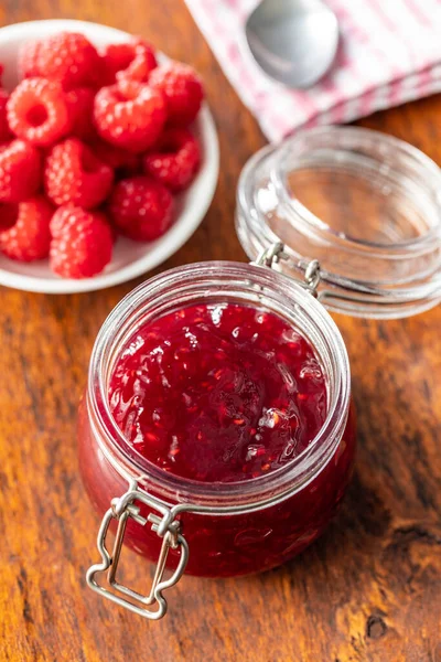 Selai Rasberry Merah Dalam Guci Dan Raspberry Matang Atas Meja — Stok Foto