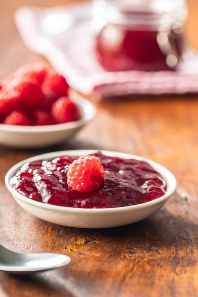 Rode Frambozen Jam Kom Rijpe Frambozen Houten Tafel — Stockfoto