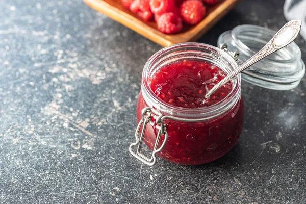 Rote Himbeermarmelade Glas Auf Schwarzem Tisch — Stockfoto