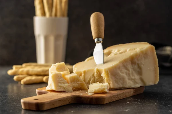 Bitar Italiensk Parmesanost Block Parmesan Köksbordet — Stockfoto