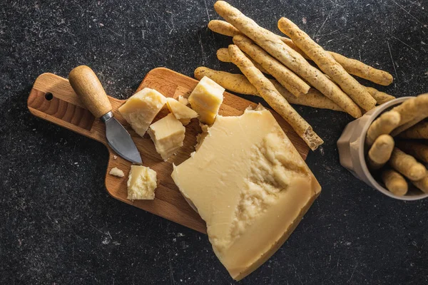 Stukken Italiaanse Parmezaanse Kaas Blok Parmezaanse Kaas Keukentafel — Stockfoto