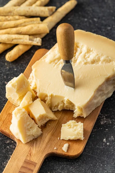 Pedaços Queijo Parmesão Italiano Bloco Parmesão Mesa Cozinha — Fotografia de Stock