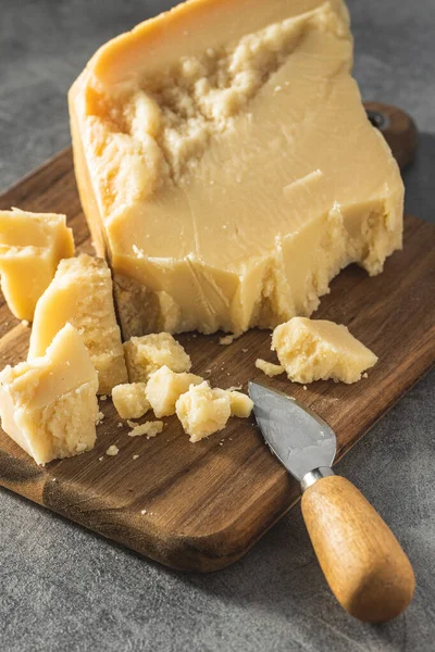 Pedaços Queijo Parmesão Italiano Bloco Parmesão Mesa Cozinha — Fotografia de Stock