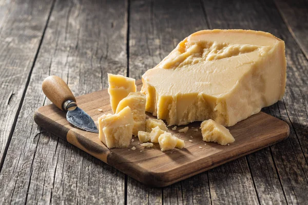 イタリア産のパルメザンチーズ 木製のテーブルの上にパルメザンのブロック — ストック写真