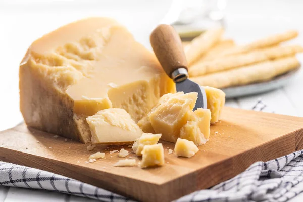 イタリア産のパルメザンチーズ 白テーブルの上のパルメザンのブロック — ストック写真