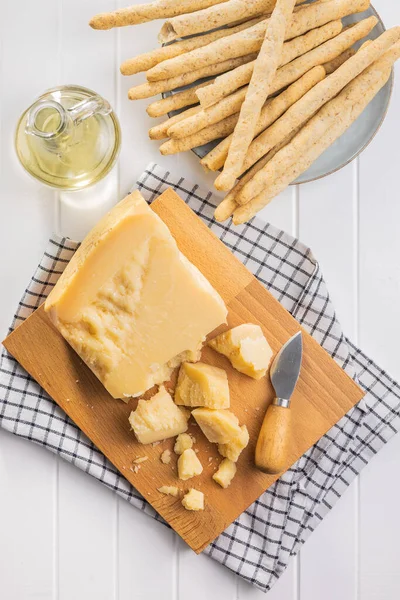 Talyan Parmesan Peyniri Parçaları Beyaz Masada Bir Kalıp Parmesan Üst — Stok fotoğraf