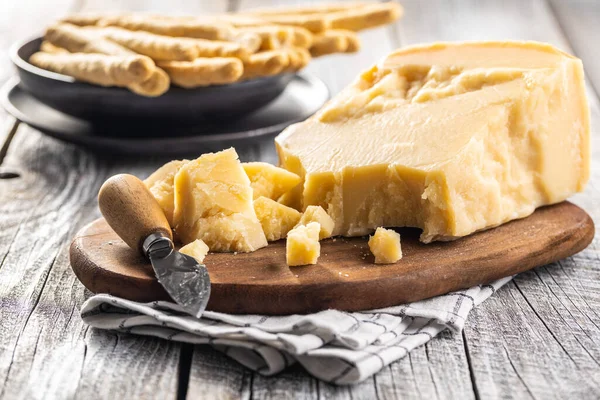 Pedaços Queijo Parmesão Italiano Bloco Parmesão Mesa Madeira — Fotografia de Stock