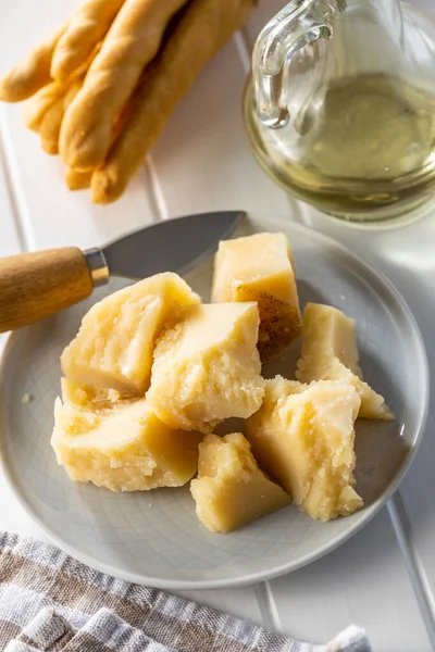 キッチンテーブルの上にイタリアのパルメザンチーズのブロック — ストック写真