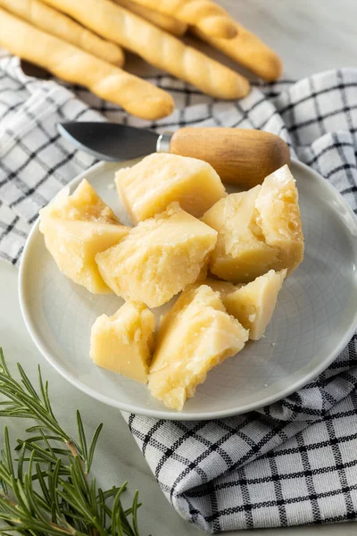 Blok Italiaanse Parmezaanse Kaas Bord Keukentafel — Stockfoto