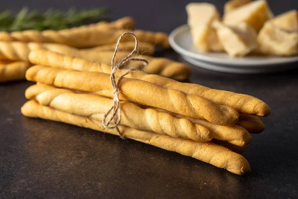 Grissini Bleibt Traditionelle Italienische Brotstangen Auf Schwarzem Tisch — Stockfoto