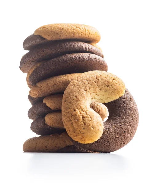 甜甜的圆形饼干 在白色背景上分离的具有双重风味的饼干 — 图库照片