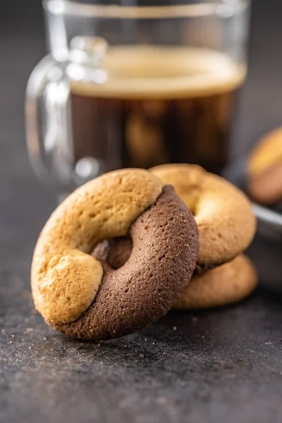 Biscuits Ronds Sucrés Cookies Double Saveur Sur Table Noire — Photo