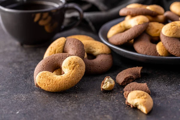 Biscuits Ronds Sucrés Cookies Double Saveur Sur Table Noire — Photo