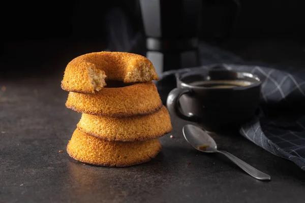 Runde Biskuittorte Dessert Vorhanden Süßer Donut Auf Schwarzem Tisch — Stockfoto