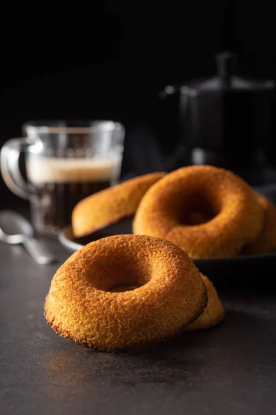 Runde Biskuittorte Dessert Vorhanden Süßer Donut Auf Schwarzem Tisch — Stockfoto