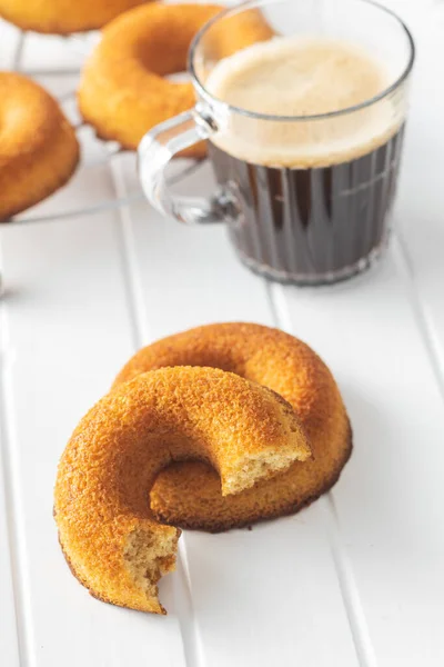 Postre Redondo Bizcocho Rosquilla Dulce Sobre Mesa Blanca —  Fotos de Stock