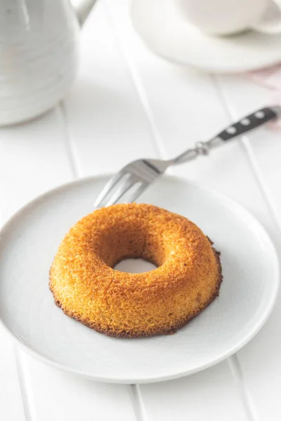 圆形海绵蛋糕甜点 甜甜甜圈在白桌上 — 图库照片