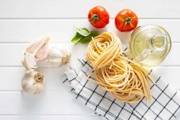 Włoskie Gniazdo Makaronu Bazylia Czosnek Pomidor Niegotowane Gniazdo Spaghetti Białym — Zdjęcie stockowe