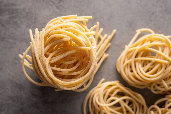 Italienisches Nudelnest Ungekochte Spaghetti Nisten Auf Dem Küchentisch Ansicht Von — Stockfoto