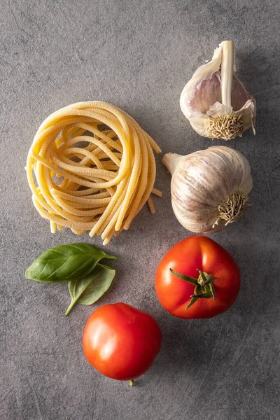 Włoskie Gniazdo Makaronu Bazylia Czosnek Pomidor Niegotowane Gniazdo Spaghetti Stole — Zdjęcie stockowe
