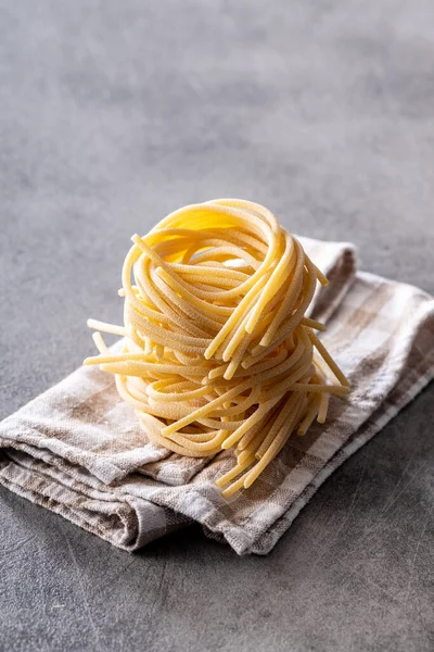 Italiensk Pasta Servett Okokt Spaghettibo Köksbordet — Stockfoto