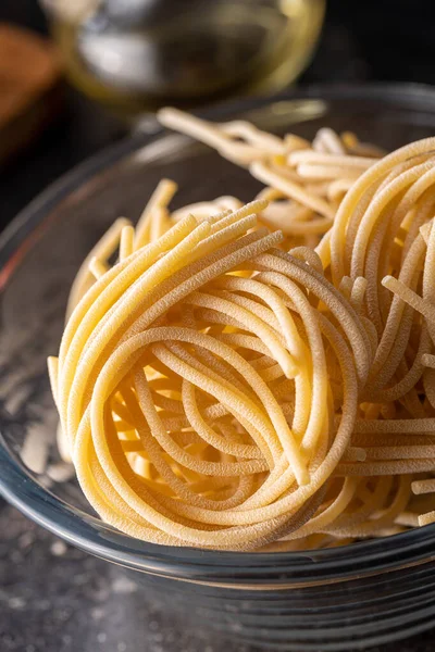 Nido Pasta Italiana Nido Espaguetis Sin Cocer Tazón Sobre Mesa — Foto de Stock