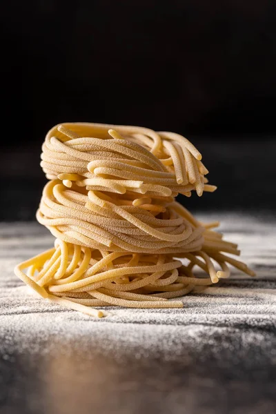 Italienskt Pastabo Okokt Spaghettibo Och Mjöl Svart Bord — Stockfoto