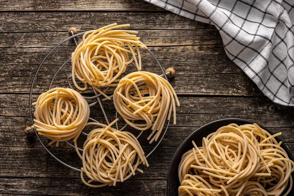 Italienskt Pastabo Okokt Spaghettibo Gammalt Träbord Ovanifrån — Stockfoto