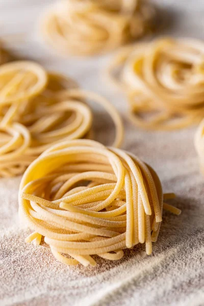 Italienisches Nudelnest Ungekochte Spaghetti Und Mehl — Stockfoto