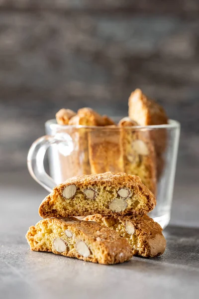 イタリアのカントチーニクッキー キッチンテーブルの上にアーモンドと甘い乾燥ビスケット — ストック写真