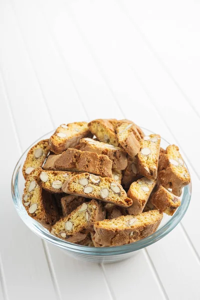 Italiaanse Cantuccini Koekjes Zoete Gedroogde Koekjes Met Amandelen Witte Tafel — Stockfoto