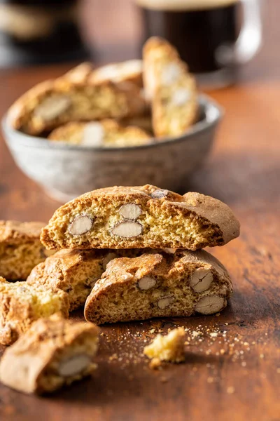 Italienische Cantuccini Kekse Süße Getrocknete Kekse Mit Mandeln Auf Holztisch — Stockfoto