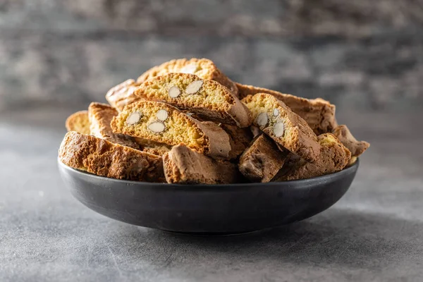 イタリアのカントチーニクッキー キッチンテーブルの上にアーモンドと甘い乾燥ビスケット — ストック写真