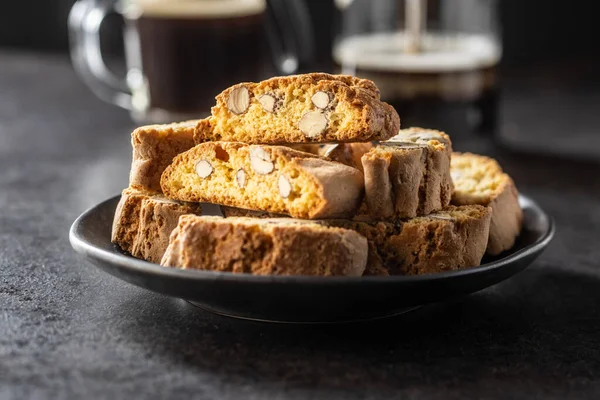 Italienische Cantuccini Kekse Süße Getrocknete Kekse Mit Mandeln Auf Schwarzem — Stockfoto