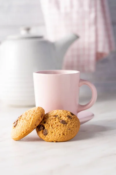 Galletas Chocolate Dulce Sabrosas Galletas Taza Café Mesa Blanca —  Fotos de Stock